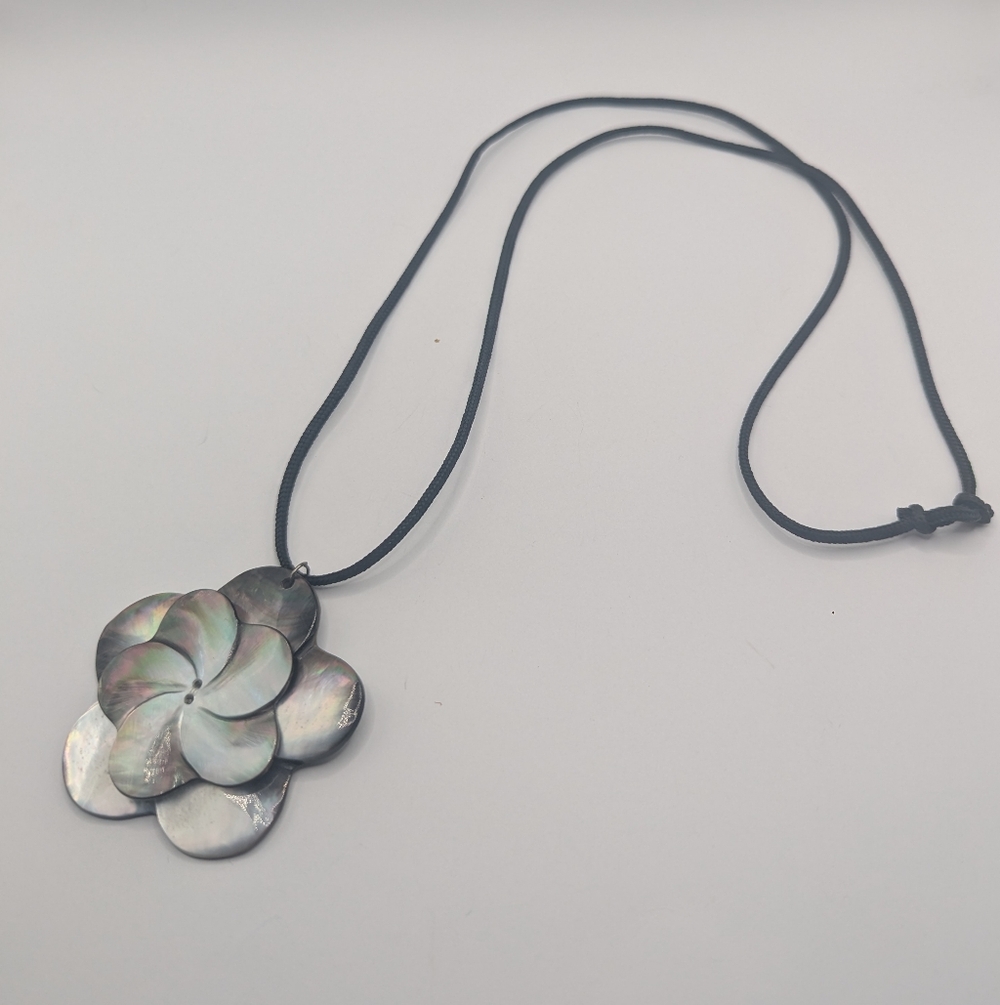 Elegant Black Shell Pendant Necklace